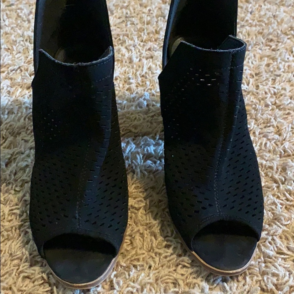 Heels - Picture 2 of 3